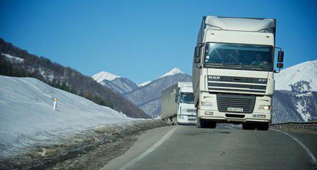 Freight transportation between Russia and Georgia. Photo: Alexader Imedashvili, http://sputnik-georgia.ru/society/20161018/233545015/Verhnij-Lars-segodnja-doroga-budet-otkryta-24-chasa-v-sutki.html