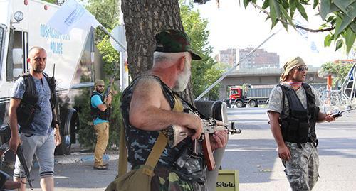 The armed detachment "Sasna Tsrer" activists who seized a building of the patrol-and-post service. July 2016. Photo by Tigran Petrosyan for the "Caucasian Knot"