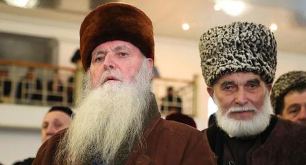 Believers in the Central mosque in Nazran. Photo http://www.ingushetia.ru/photo/section.php?SECTION_ID=349