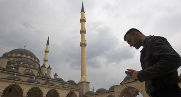 Believer prays in the 'Heart of Chechnya' Mosque in Grozny. Photo: REUTERS/Maxim Shemetov