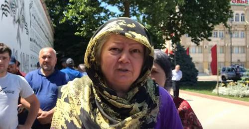 Rally by residents of multi-storey houses in Makhachkala, June 6, 2018. Screenshot from the Caucasian Knot video