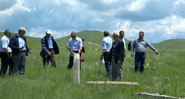 Residents of the village of Gyunnyut near the graves of their relatives on June 8, 2018. Screenshot of the report by the Azerbaijani TV Channel Ntv https://www.youtube.com/watch?v=fBeQE2mL4sw" class="main_article_image