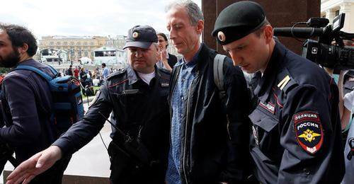 Peter Tatchell (centre). Photo: REUTERS/Glab Garanich