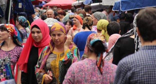 Grozny residents at 'Berkat' market on the eve of Eid al-Fitr, July 16, 2015. Photo by Magomed Magomedov for the Caucasian Knot. 