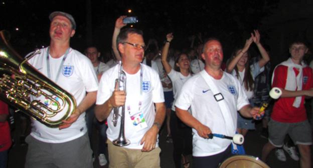 Football fans celebrate victory of England team over Tunisia, Volgograd, June 18, 2018. Photo by Vyacheslav Yaschenko for the Caucasian Knot. 