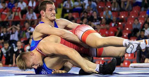 Gadji Gamzatov in the decisive battle with Johan Mayer. Photo: http://wrestdag.ru/news/ru/news/gadzhi_gamzatov_pobeditel_pervenstva_evropi