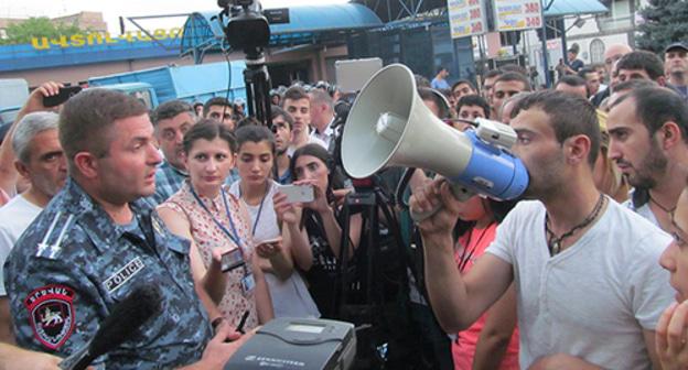 Clashes of the protesters with the police. July 20, 2016. Photo by Tigran Petrosyan for the "Caucasian Knot"