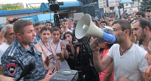 Clashes of the protesters with the police. July 20, 2016. Photo by Tigran Petrosyan for the "Caucasian Knot"