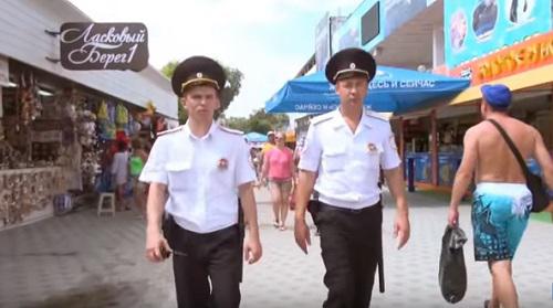 The police officers in Anapa. Photo: screenshot of the video https://www.youtube.com/watch?v=CVlD15AJzME