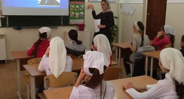 A school lesson in Chechnya. Photo by the press service of the Ministry of Culture of Chechnya http://mk-chr.ru/component/content/article?id=1672:o-chechenskoj-professionalnoj-muzyke-rasskazali-sotrudniki-natsionalnogo-muzeya-chr