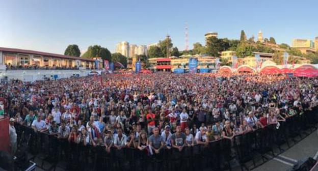 Football fans in Sochi fan zone, July 1, 2018. Photo by Svetlana Kravchenko for the Caucasian Knot. 