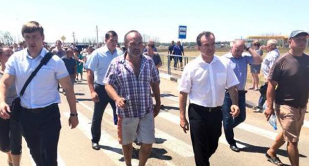 Governor of Krasnodar Territory Veniamin Kondratiev (second from right) came to meet residents of Novokorsunskoye village, July 3, 2018. Photo: press service of the Krasnodar Territory Administration.