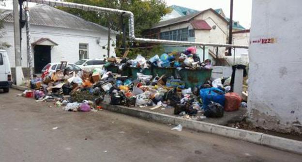 Garbage in the streets of Makhachkala. Screenshot of the video by the user Jennet Chan https://www.youtube.com/watch?v=vAD76aQH_30