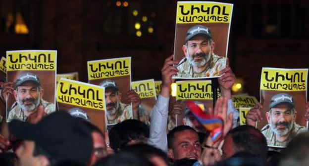 Leaflets with Nikol Pashinyan's name and photos of Pashinyan. Yerevan, May 2, 2018. Photo by Tigran Petrosyan for the "Caucasian Knot"