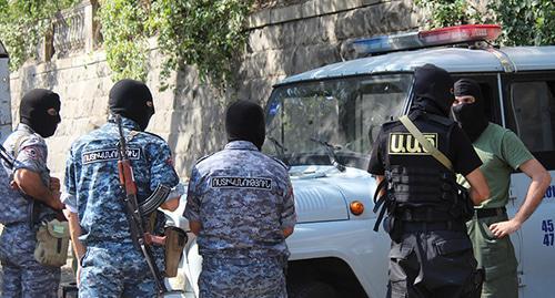 Security forces block the road to the building of the patrol-and-post service. Yerevan, July 2016. Photo by Tigran Petrosyan for the "Caucasian Knot"