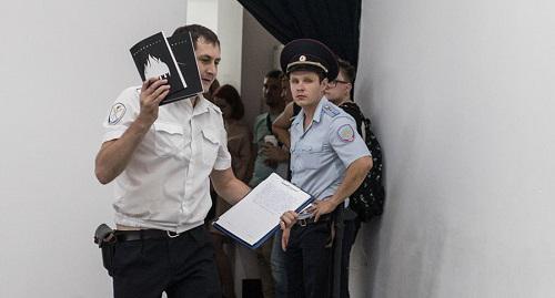 Confiscation of the moloko+ almanacs in Krasnodar. Photo: Alina Desyatnichenko / Yuga.ru