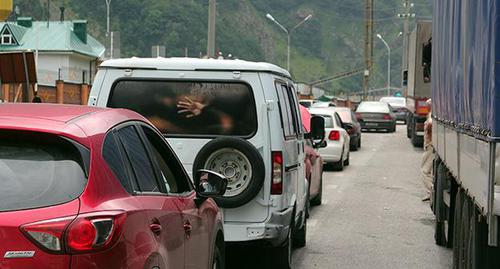 Waiting line of cars at the Russian-Georgian border checkpoint "Verkhni Lars". Photo by Alan Tskhurbaev for the Caucasian Knot. 