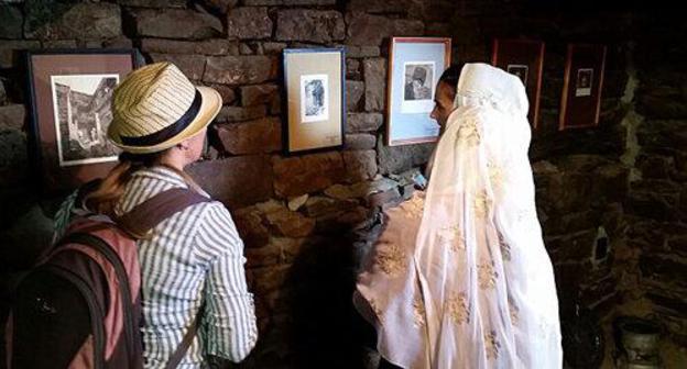 Visitors of "Kubachinskaya Tower" biennale. Photo by Timur Isaev for the Caucasian Knot