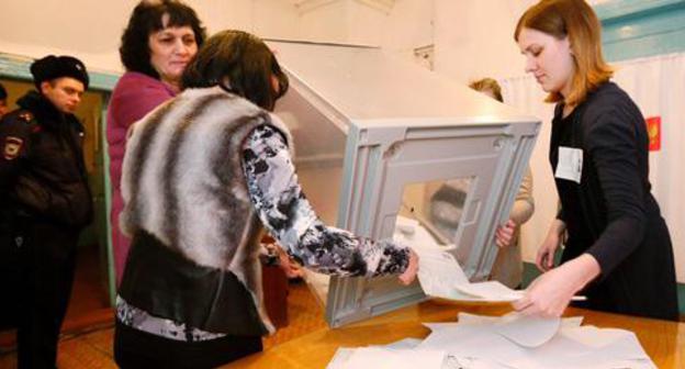 Recount of votes at a polling station, March 18, 2018. Photo: REUTERS/Ilya Naymushin