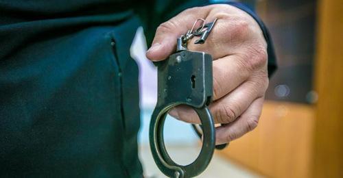 Policeman with handcuffs. Photo: Maksim Tishin / Yugopolis