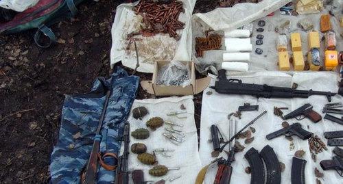 A hideout with weapons. Photo http://nac.gov.ru/kontrterroristicheskie-operacii/v-kbr-obnaruzhen-krupnyy-taynik-s-oruzhiem-i.html