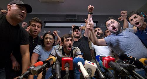 In the press centre of the "Erebuni Plaza" Hotel. Photo: Sputnik / Asatur Yesayants https://ru.armeniasputnik.am/incidents/20180814/13848590/uchastniki-akcii-protesta-vorvalis-v-zdanie-gde-prohodit-press-konferenciya-kocharyana.html