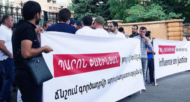 Rally in front of the residence of Armenian Prime Minister, August 14, 2018. Photo: "Free Robert Kocharyan" Factbook group, https://www.facebook.com/freepresidentkocharyan/