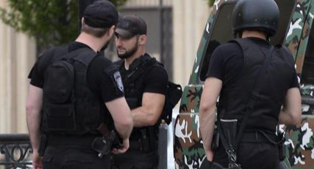 Armed special services officers in the center of Grozny. Photo: REUTERS/Said Tsarnayev