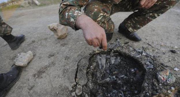 Hadrut Province of Nagorno-Karabakh. Traces of shells of the Smerch launch rocket system. Photo © Sputnik/ Asatur Yesayants https://ru.armeniasputnik.am/columnists/20180402/11219983/krichashchaya-tishina-aprelskoj-vojny-v-karabahe-chto-bylo-za-liniej-fronta.html