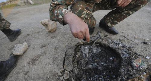 Hadrut Province of Nagorno-Karabakh. Traces of shells of the Smerch launch rocket system. Photo © Sputnik/ Asatur Yesayants https://ru.armeniasputnik.am/columnists/20180402/11219983/krichashchaya-tishina-aprelskoj-vojny-v-karabahe-chto-bylo-za-liniej-fronta.html