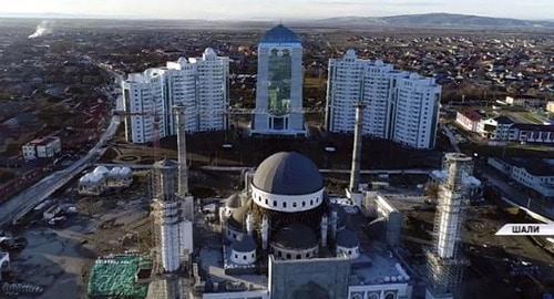 Mosque in Shali-City. Screenshot: https://www.youtube.com/watch?time_continue=750&v=VX30dMDF5UY