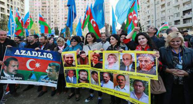 Participants of the rally holding posters with the photos of political prisoners. Baku, October 25, 2015. Photo by Aziz Karimov for the "Caucasian Knot"