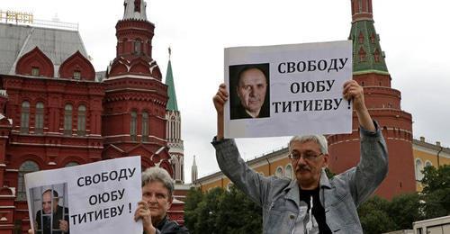 Svetlana Gannushkina and Oleg Orlov hold picket in Manege Square in Moscow, July 9, 2018. Photo: press service of HRC 'Memorial'