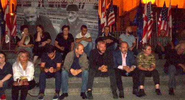 Zaza Saralidze (fourth from the right) on the steps in front of the Georgian parliament. Photo by Beslan Kmuzon for the Caucasian Knot