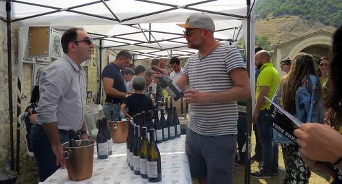 A winemaker and a buyer at a wine festival held in the village of Tog. Photo by Alvard Grigoryan for the "Caucasian Knot"