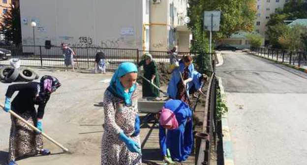 Community works in Grozny. Photo: http://grozmer.ru/events/v-groznom-proshel-ocherednoi-subbotnik.html