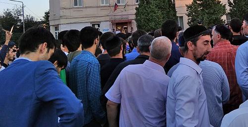 Activists and residents of the Sunzha District in Ingushetia gather at the district administration, September 24, 2018. Photo by Umar Yovloi for the Caucasian Knot