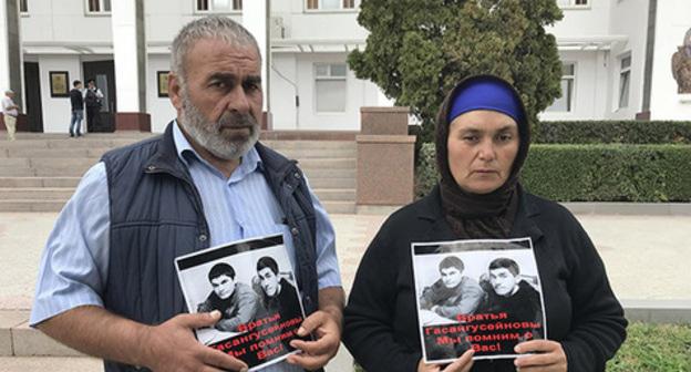 Murtazali and Patimat Gasanguseinov hold picket, Makhachkala, September 26, 2018. Photo by Patimat Makhmdova for the Caucasian Knot