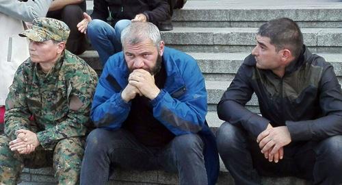 Zaza Saralidze with his supporters. Photo by Inna Kukudzhanova for the Caucasian Knot