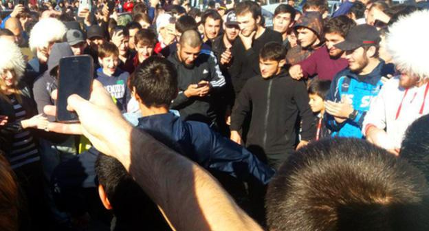 People dance lezginka in the streets of Makhachkala celebrating the victory of Khabib Nurmagomedov, October 7, 2018. Photo by Rasul Magomedov for the Caucasian Knot