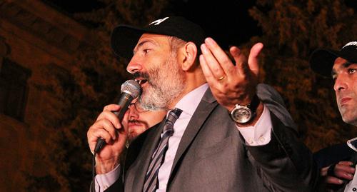 Prime Minister Nikol Pashinyan speaks in front of the Parliament in Yerevan. Photo by Tigran Petrosyan for the Caucasian Knot