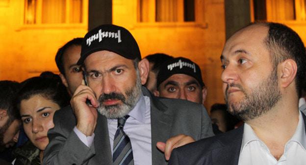 Nikol Pashinyan (left). Photo by Tigran Petrosyan for the Caucasian Knot