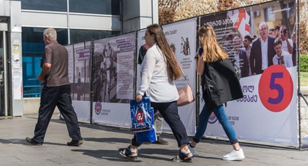 Pre-election campaigning in Tbilisi streets. Photo: SPUTNIK / LEVAN AVLABRELI https://sputnik-georgia.ru/election-2018/20181006/242387830/Predvybornye-strasti-v-Gruzii---reklamu-oppozitsii-vnov-zabrakovali.html