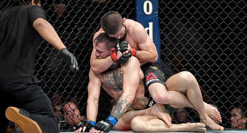 Khabib Nurmagomedov (in red gloves) fights with Conor McGregor (blue gloves) at the UFC-229 tournament in Las Vegas, T-Mobile Arena. Photo REUTERS 