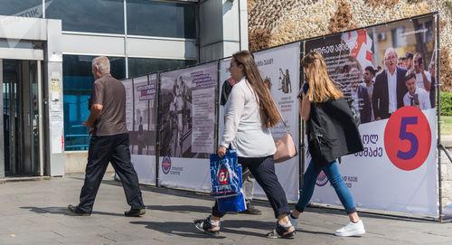 The electoral campaign in the streets of Tbilisi. Photo: SPUTNIK / LEVAN AVLABRELI https://sputnik-georgia.ru/election-2018/20181006/242387830/Predvybornye-strasti-v-Gruzii---reklamu-oppozitsii-vnov-zabrakovali.html