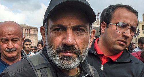 Nikol Pashinyan (centre). Photo: © Sputnik / Asatur Yesayants  https://ru.armeniasputnik.am/politics/20180508/11642070/nikol-pashinyan-armenia-biografiya.html