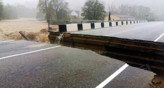 Bridge in Tuapse District of Kuban destroyed by flooding. Photo: © Sergei Vervein https://www.yuga.ru/news/435742/ 