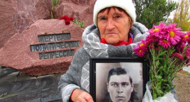 Lyudmila Ilyinkova with a photograph of her father Arkady Tugolukov. Photo by Vyacheslav Yaschenko for the "Caucasian Knot"