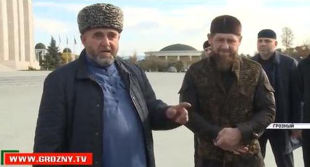 A member of the Nalgiev family (from the left) and Ramzan Kadyrov near the mosque in Grozny. Screenshot of the Grozny TV Channel report on November 2, 2018 https://www.youtube.com/watch?v=hGRTXdrqXMw