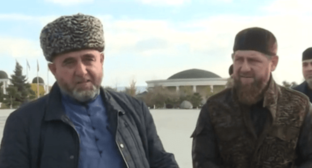 The man named as a representative of the Ingush clan of Nalgievs meets Ramzan Kadyrov. Screenshot from broadcasting by the "Grozny" ChGTRK, https://www.youtube.com/watch?v=hGRTXdrqXMw